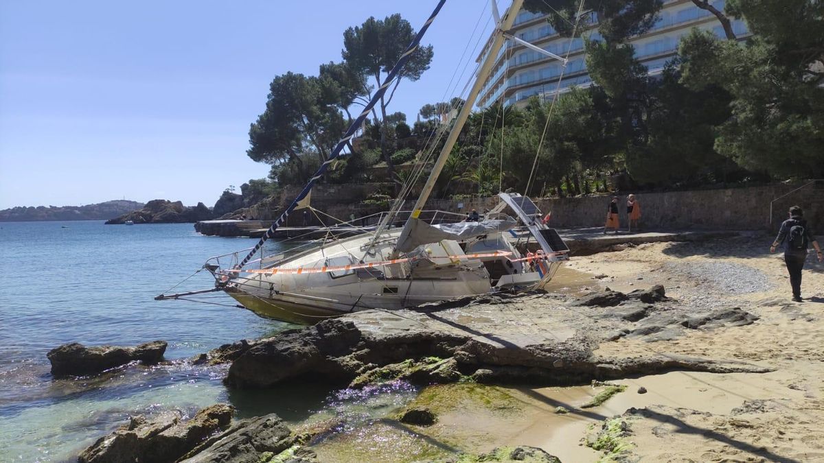 Das Segelboot wurde an der Cala Fornells an den Strand gespült.