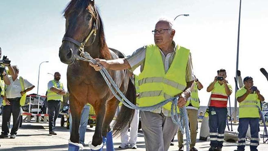 Agustí Pou conduce a Trébol sobre las pistas del aeropuerto tras desembarcar del avión.