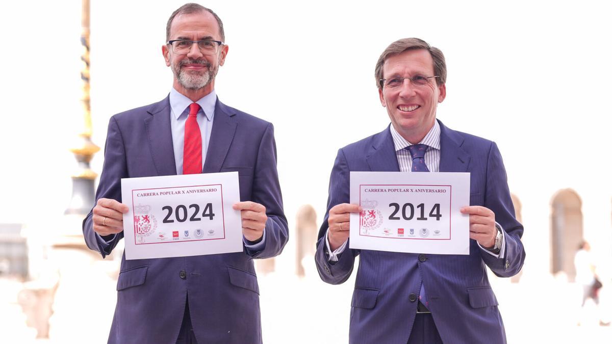 El jefe de la Casa Real (izq.) y el alcalde de Madrid durante la presentación de la carrera.