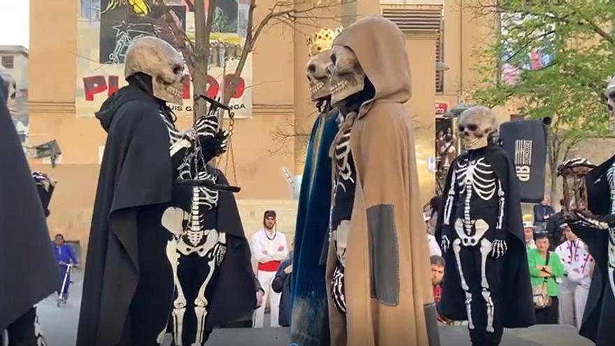 Expectació per veure la Dansa de la Mort a la plaça Sant Domènec de Manresa