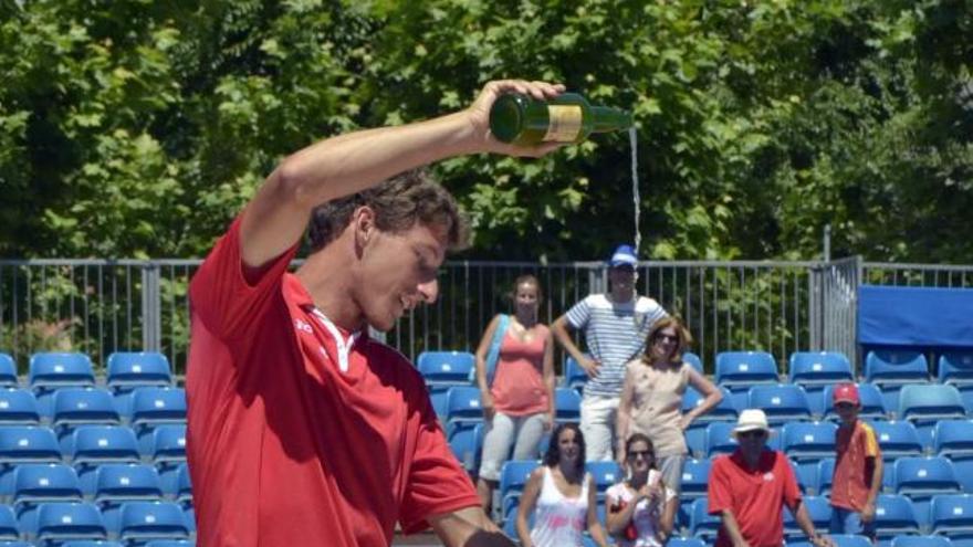 Pablo Carreño escancia un culín en la pista de El Espinar.