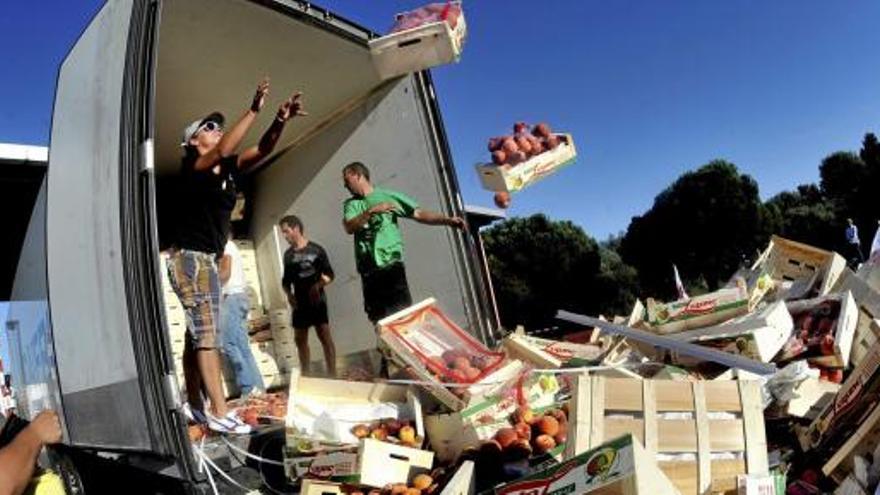 Agricultores franceses tiran la fruta de los camiones españoles.