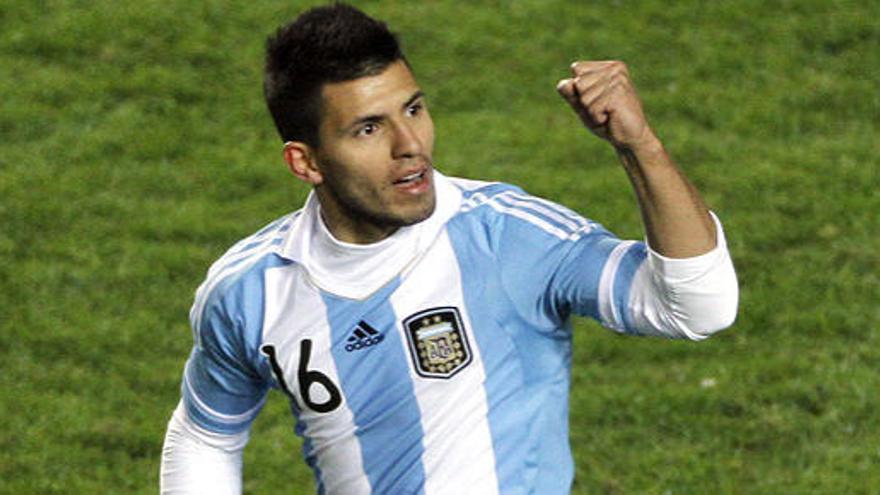 Agüero salva a Argentina