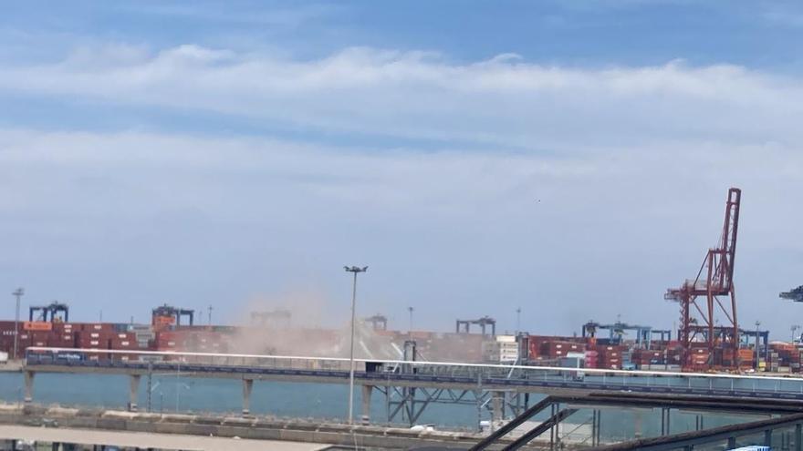 Colapsa una de las grúas del Puerto de València