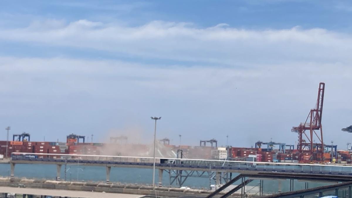 Colapsa una de las grúas del Puerto de València