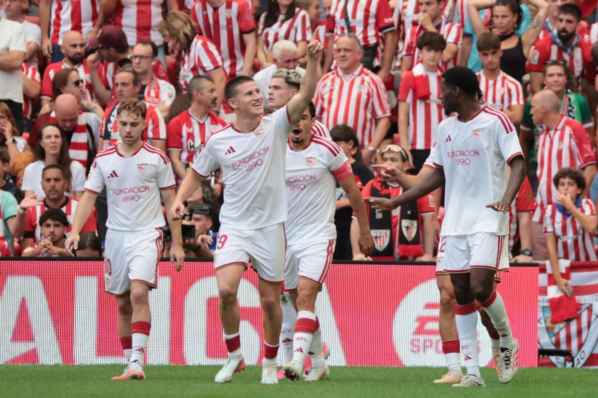 Oso celebra sus compañeros tras marcarle un gol ante el Athletic Club durante el partido de LaLiga este sábado en el estadio de San Mamés