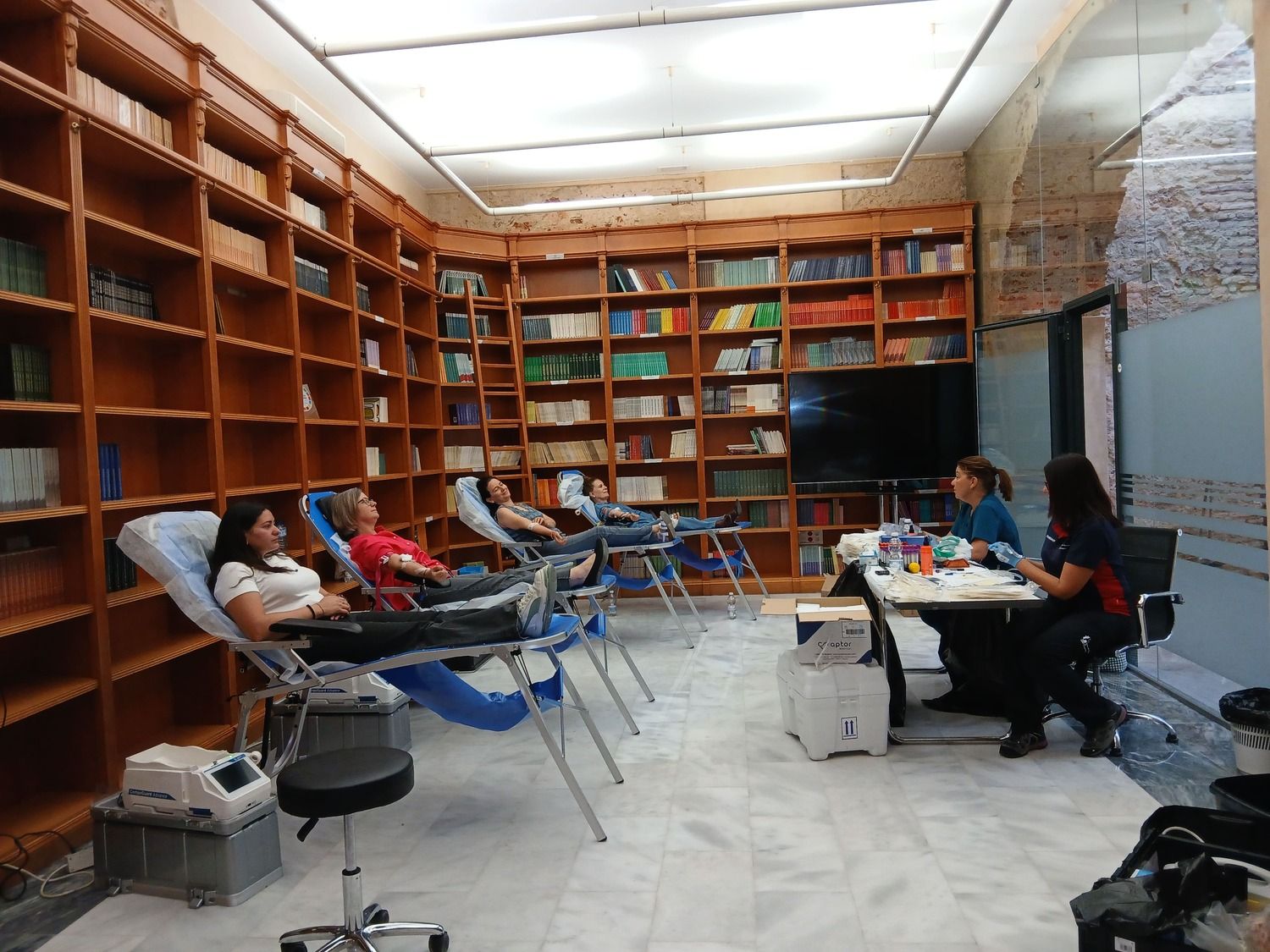 Donantes de sangre, en el interior del palacio provincial, este miércoles.