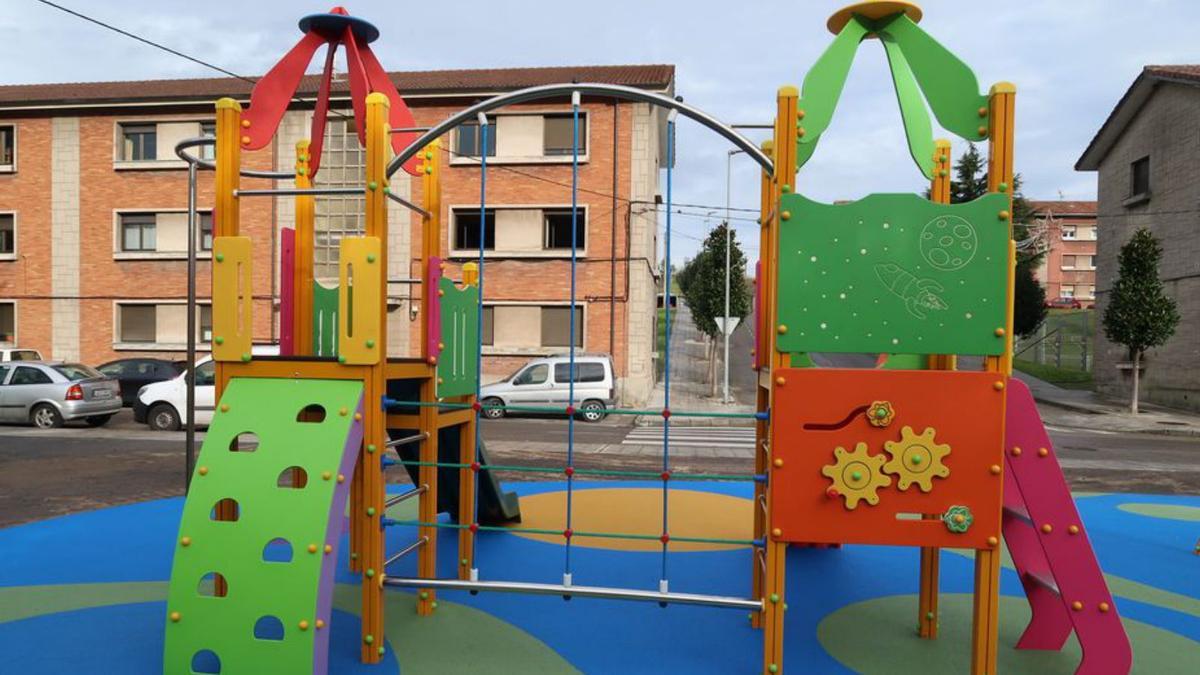 Zona de juegos en el parque de las Casas de la Mina, en Villardeveyo. | A. L.