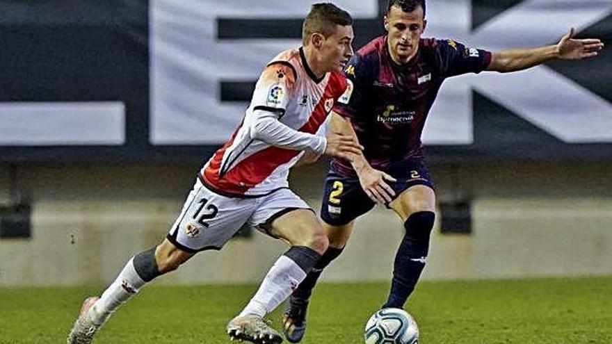 De Frutos conduce el balón ante Álex Díez en Vallecas.