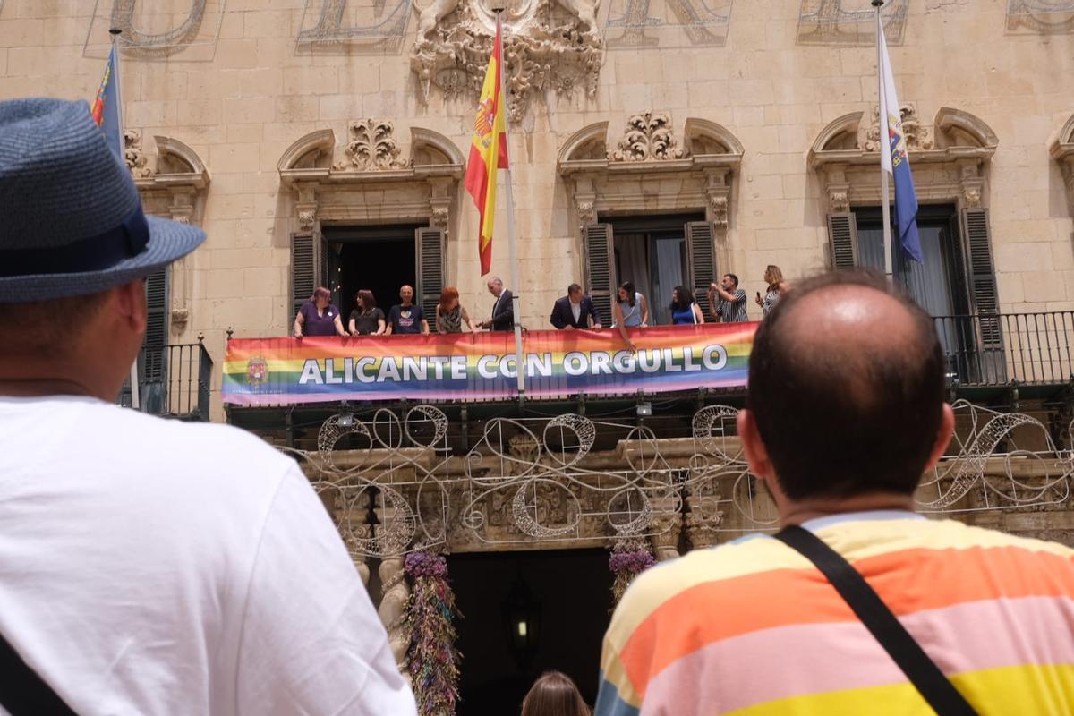 Los ediles del PP y las asociaciones Entiende y Entendemos despliegan la pancarta del Orgullo en el balcón del Ayuntamiento.