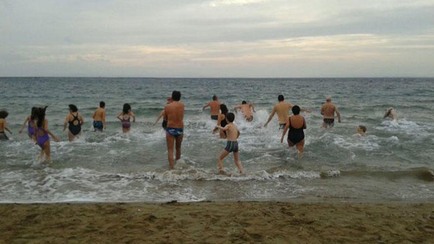 Banyistes a la platja de Roses.