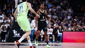 Theo Maledon castig a la defensa azulgrana en el partido de Euroliga