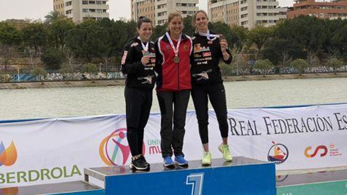 Estefanía Fernández, en el centro del podio.