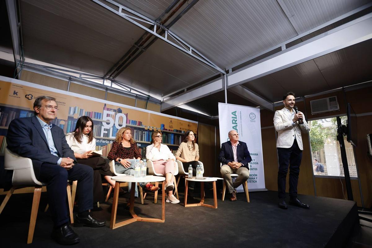 Feria del Libro. Mesa Redonda: Sin callos en el alma. Literatura por profesionales de la Veterinaria. Alba Galán, Blanca Montoya, Juan Pascual, Katy Gómez, María Sánchez Presenta: Antonio Villatoro
