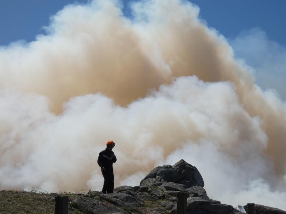 Las exhaustas labores de extinción del incendio de Cangas. // S. Álvarez