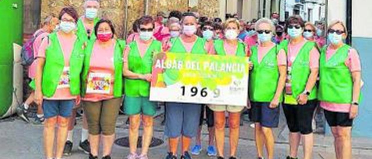 El alcalde de Algar e integrantes de la junta contra el cáncer.  | LEVANTE-EMV