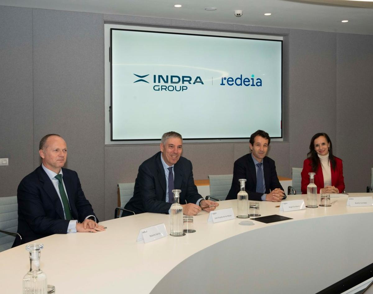 Roberto García Merino, CEO de Redeia; José Vicente de los Mozos, CEO de Indra Group; Ángel Escribano, presidente de Indra Group; Beatriz Corredor, presidenta de Redeia