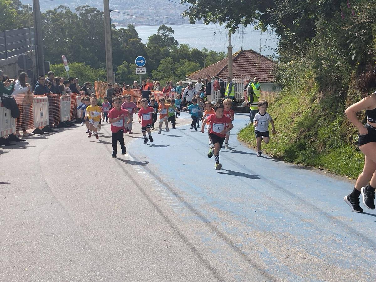 Corrieron en las inmediaciones del colegio por el Monte dos Remedios, conjugando deporte y naturaleza