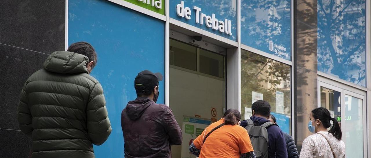 Cola en una oficina de Treball en la ciudad de Barcelona.