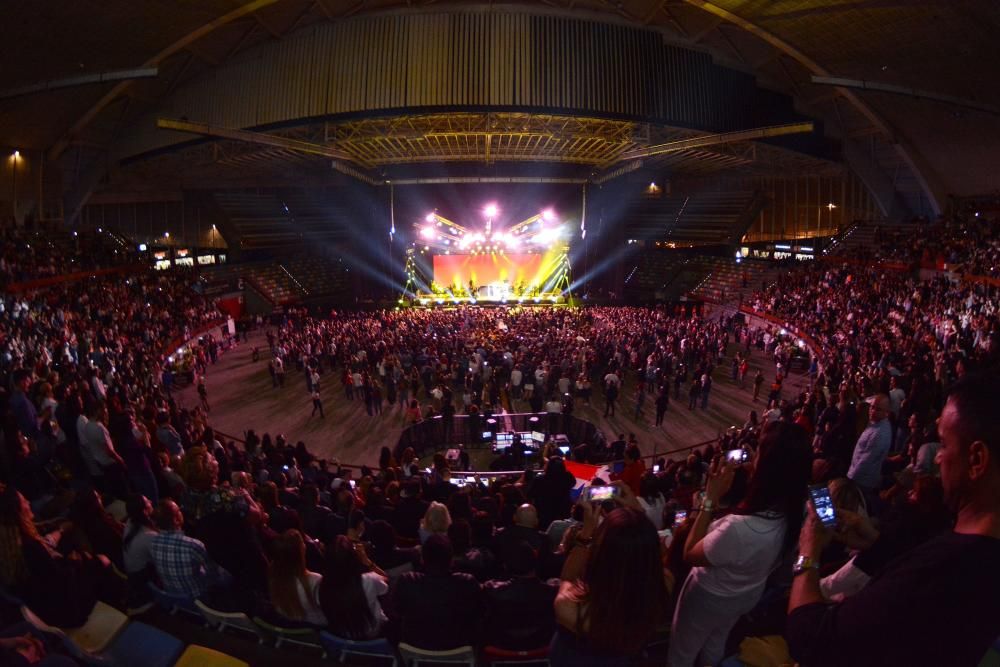 O cantante Romeo Santos subiu ao escenario do Coliseum ane 5.000 persoas cun micrófono dourado e cunha coroa, gafas de sol e ganas de bailar. Repasou os seus éxitos como 'Eres mía, mía, mía'.