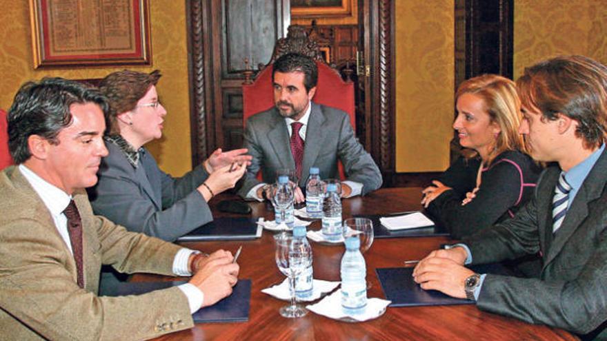 Jaume Matas, centro, en una reunión con Javier Rodrigo de Santos, izquierda.