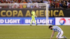 La decepción del astro argentino tras fallar un penalty.