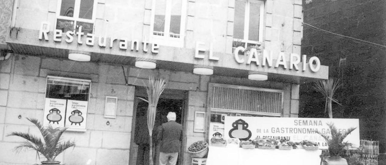 La vieja entrada de &quot;El Canario&quot;, en Chapela.