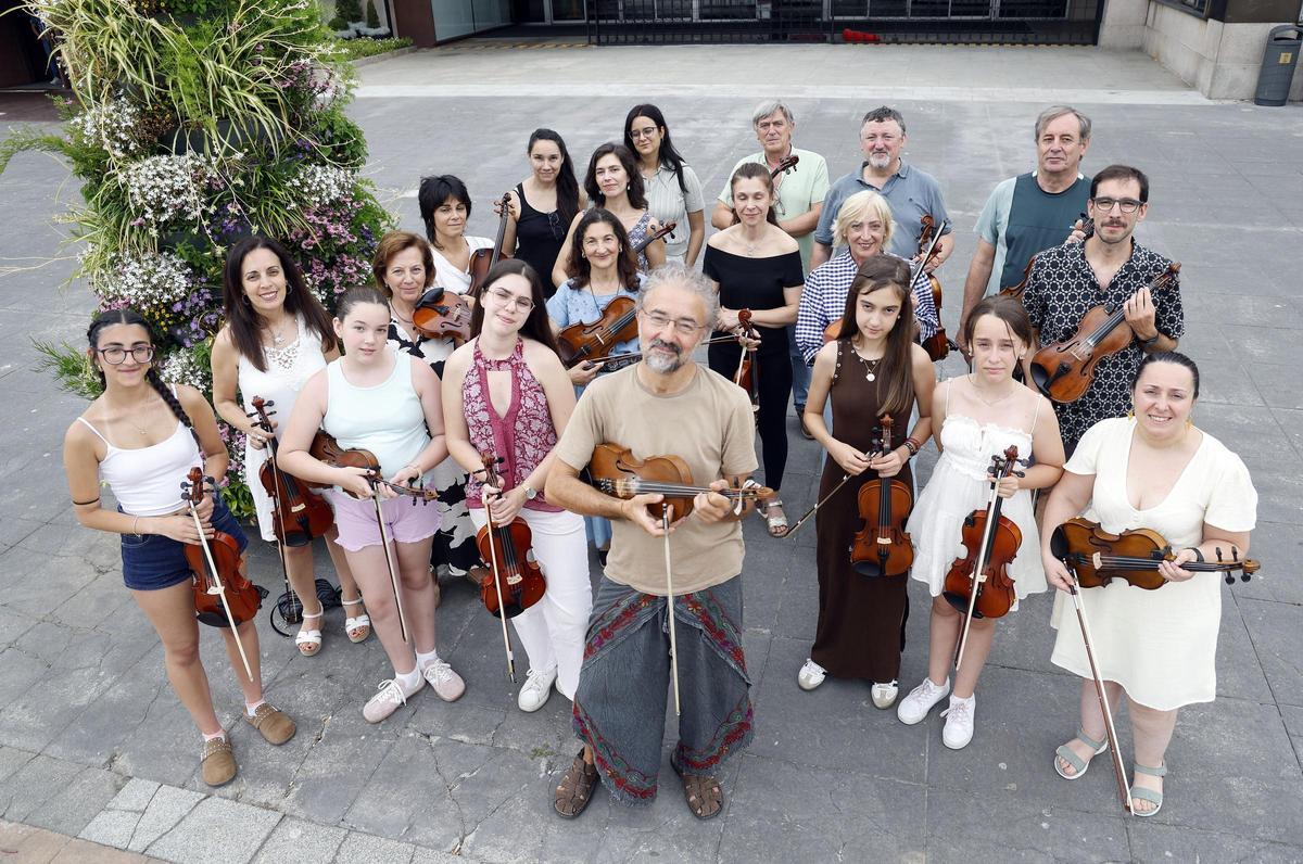 Alfonso Franco, profesor de violín folk en la ETRAD e impulsor de la asociación cultural Galicia Fiddle, acompañado de algunos de sus alumnos.