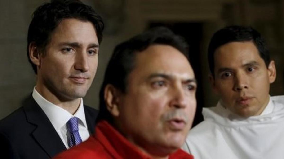 Trudeau (izquierda) y un líder inuit escuchan al jefe de la Asamblea de las Primeras Naciones, en el Parlamento de Ottawa, el 16 de diciembre.