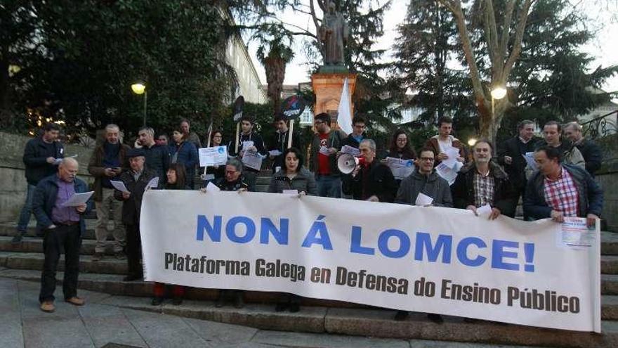 Los manifestantes, ayer, en los Jardinillos de Padre Feijóo. // J.Regal