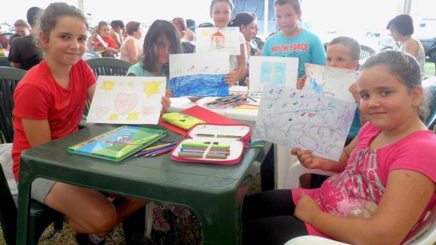 Por la izquierda, Sira Díaz, Rebeca Valenzuela, Candela Murias, Nel Artime, Asur Díaz y Telva Díaz, ayer, con sus dibujos en el concurso de pintura.