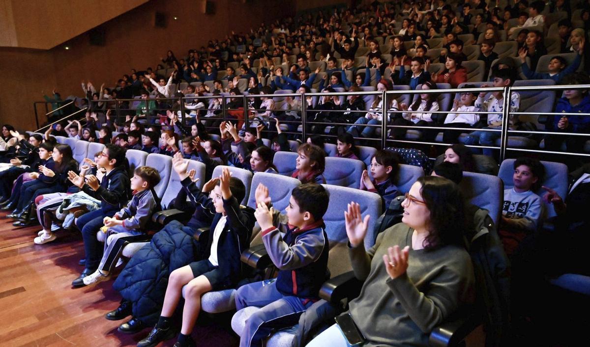 Escolares que asistieron ayer a una de las representaciones.