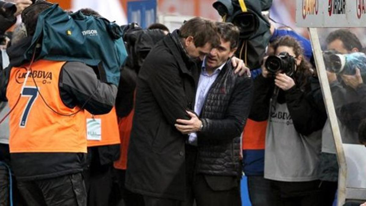 Tito Vilanova y Philippe Montanier se saludan antes del partido.