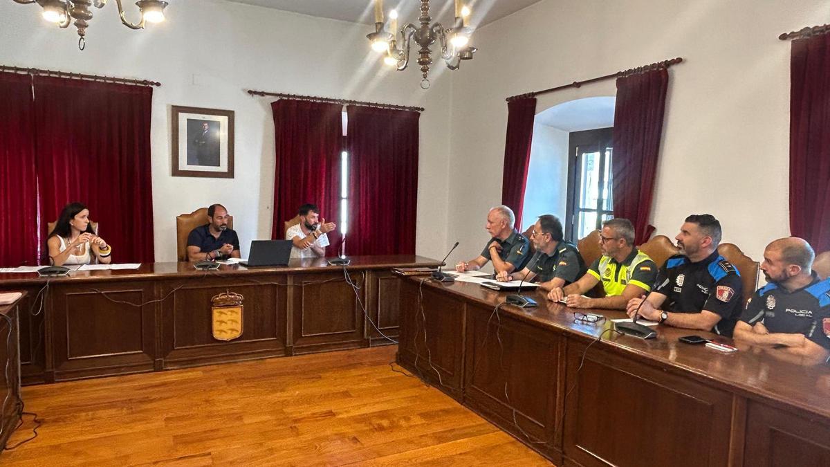 El alcalde de Pravia, en el centro, con los responsables de las fuerzas de seguridad, durante la reunión de este martes.