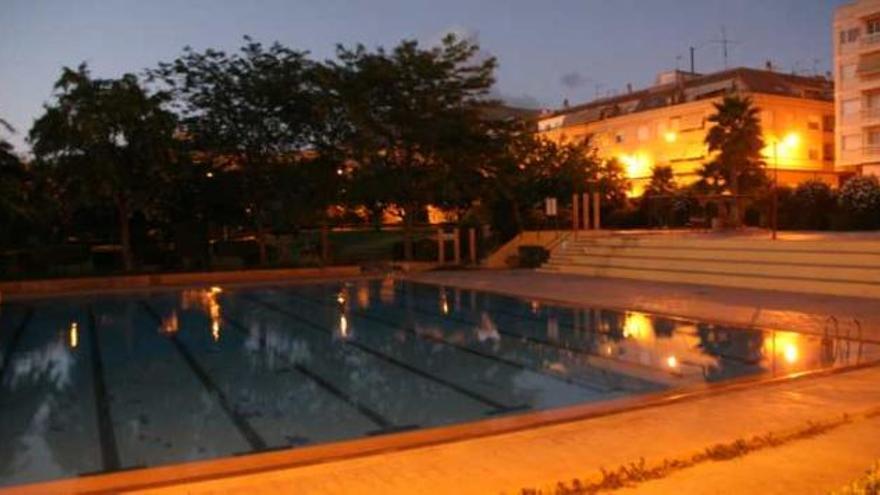 Imagen nocturna de la piscina municipal de Petrer que los jóvenes frecuentan.