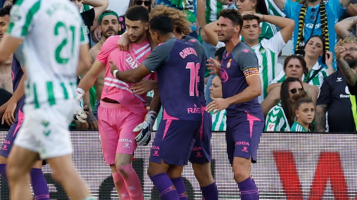 Joan García recibe la felicitación de sus compañeros tras detener el penalti a Abde