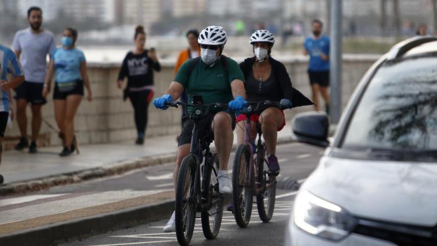 Malagueños haciendo deporte en el paseo marítimo, a inicios de semana.