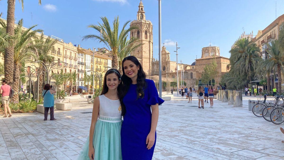 Las Falleras Mayores posan en la plaza de la Reina, poco después de su reapertura al público.