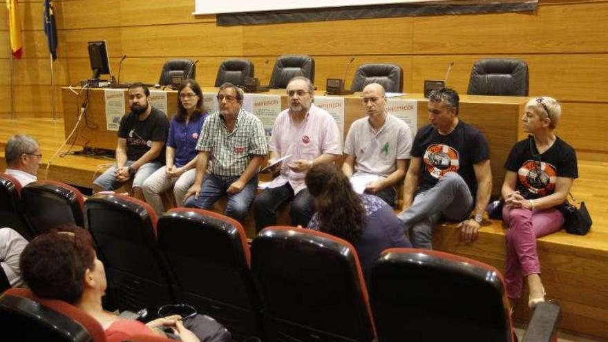 Miembros sindicales y SOS Meixoeiro, durante la reunión. // R.Grobas