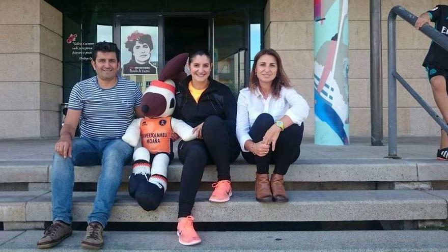 Alberto Juncal, Leticia Santos y María Magariños junto a la mascota del Samertolaméu. // Gonzalo Núñez