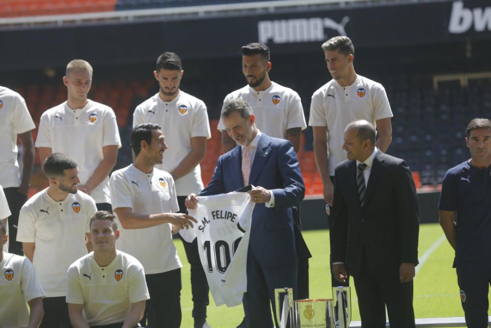 El rey Felipe VI felicita a la plantilla del Valencia CF por conseguir la Copa