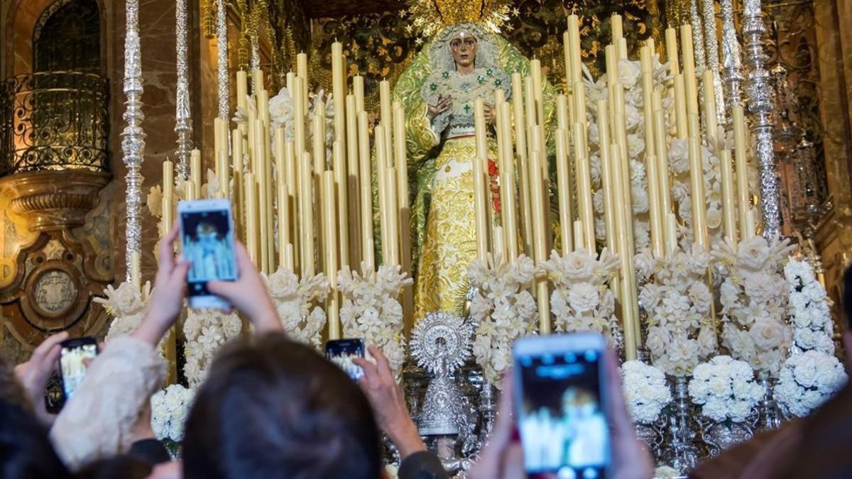 Miles de personas visitan en la Semana Santa de Sevilla la basilica de la Macarena.