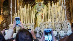 Miles de personas visitan en la Semana Santa de Sevilla la basilica de la Macarena, en el 2018.