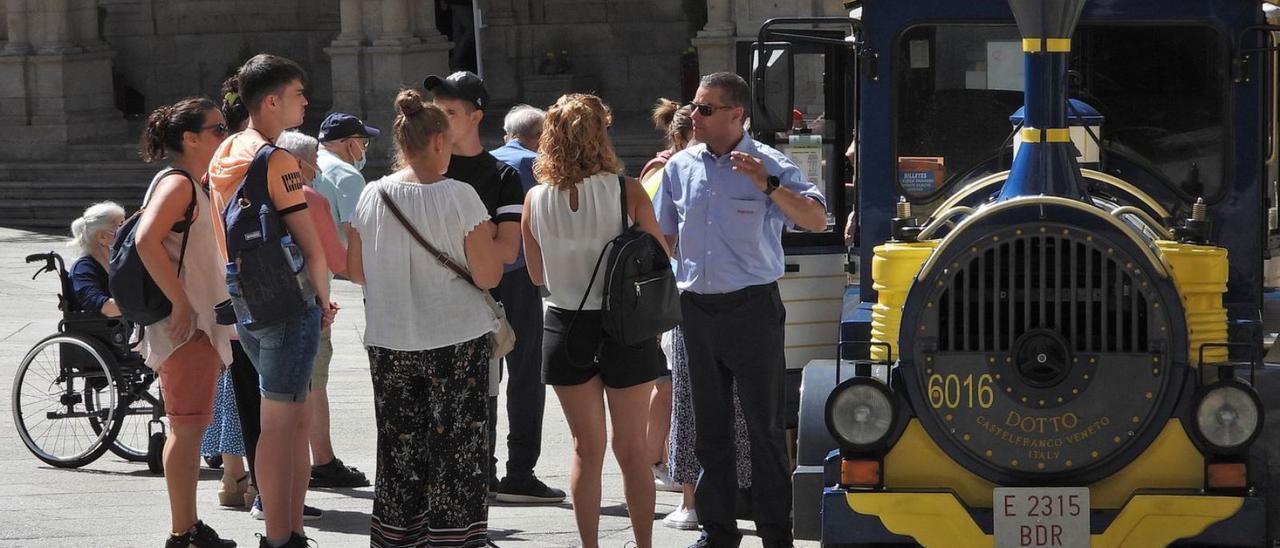 Colas, ayer, para subir al tren turístico pese a las altísimas temperaturas. |   / FERNANDO CASANOVA