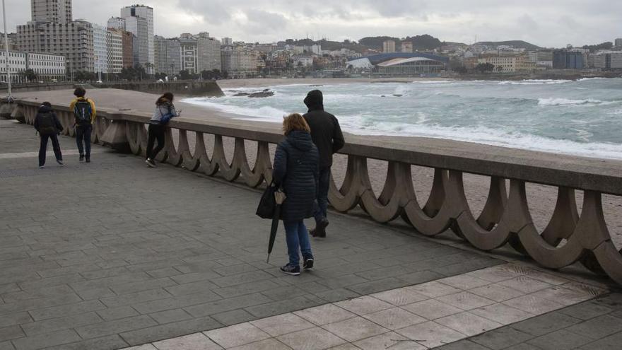 El Concello amplía el espacio peatonal del paseo marítimo para hacer deporte