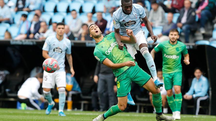 Pape Cheikh disputa el balón al realista Mikel Merino, ayer, en Balaídos. // José Lores