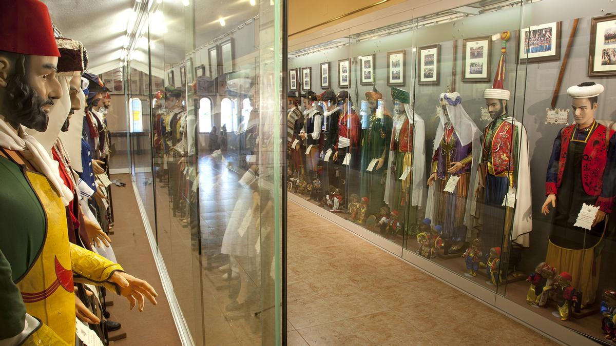 El museo acoge la colección de trajes festeros que pertenecen a las 14 comparsas de Villena.