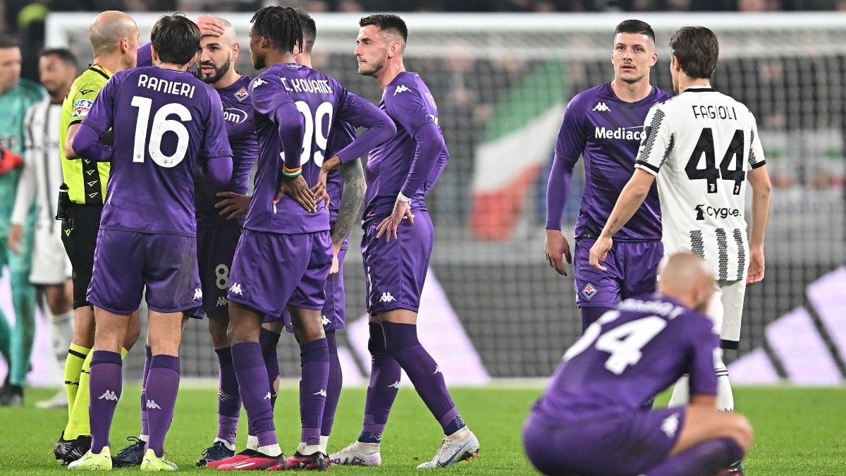 Jugadores de la Fiorentina junto al colegiado tras caer ante la Juventus