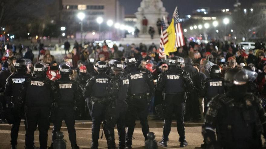 Policía durante el asalto de los partidarios del presidente de Estados Unidos, Donald Trump, al Capitolio.