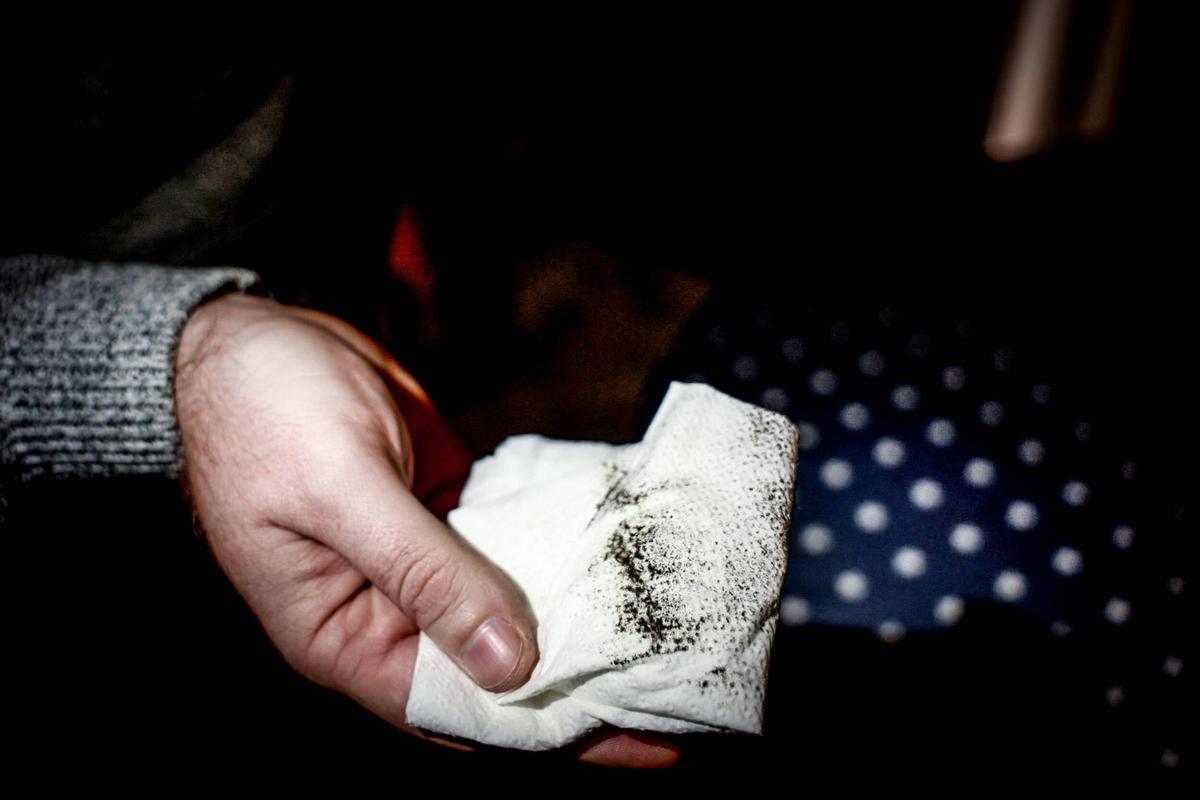 Vecinos de las inmediaciones del polígono Badalona Sud denuncian desde hace años la presencia habitual de polvo negro en sus casas